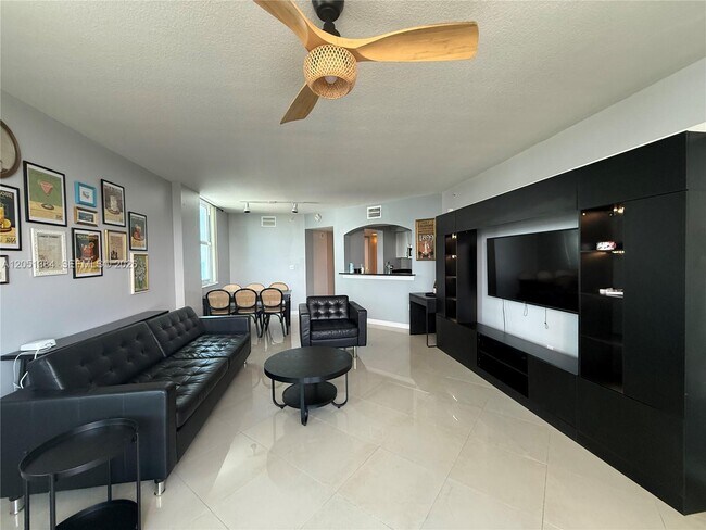 9201 Collins Ave Unit 521