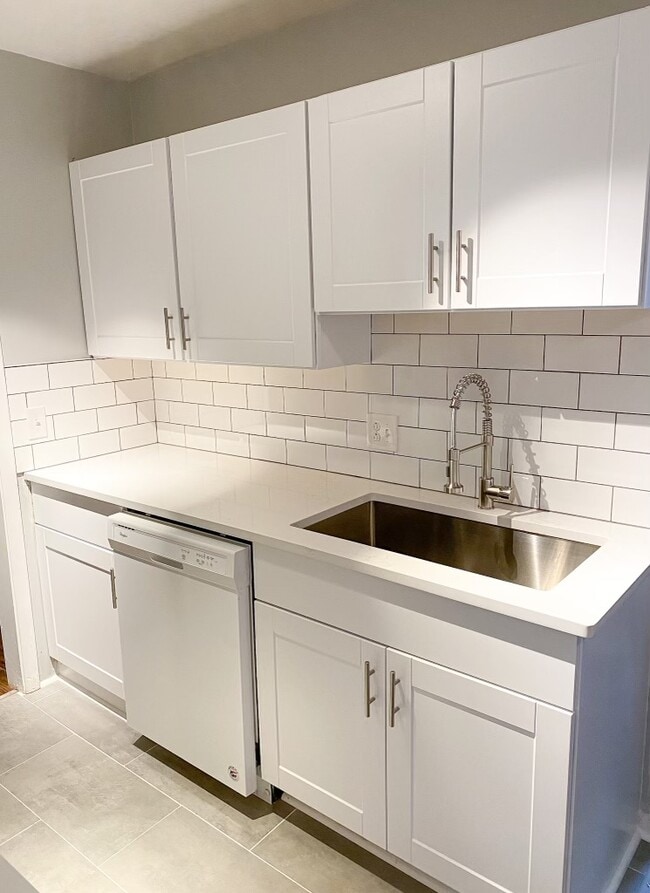 Building Photo - 4425 Westlawn Dr Unit B202 Rental