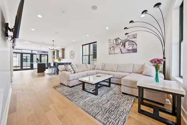 Building Photo - 994 N 6th St Rental