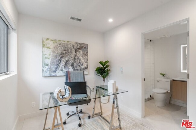 Photo - 853 1/2 N Detroit St