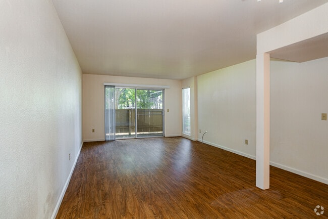 2BR, 1BA - 950SF