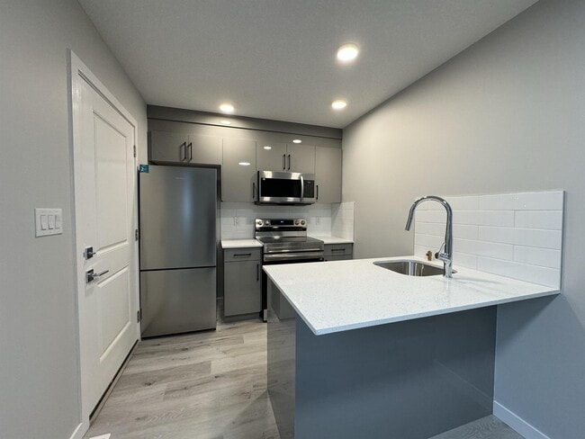 Building Photo - 4305-4338 38 St Unit GS