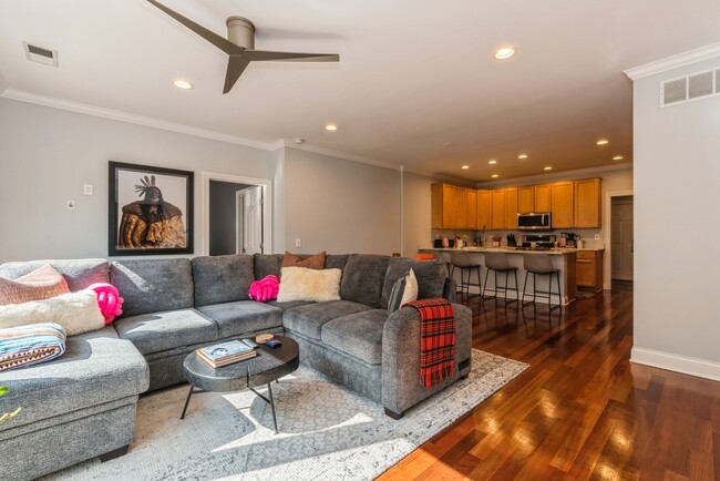 Building Photo - 1056 W Lawrence Ave Unit 4B Rental