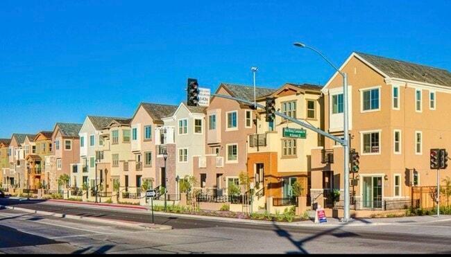 Photo - 2906 Worthing Common