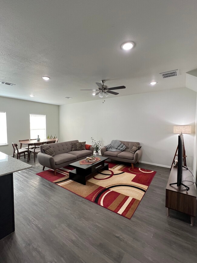 Photo - 1018 S Benchmark Ln