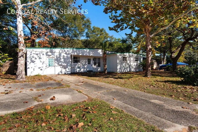 Photo - 213 Hawthorne Cir