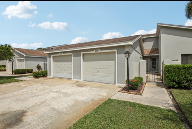 Building Photo - Beautiful 2 bedroom 2.5 bath condo with an...