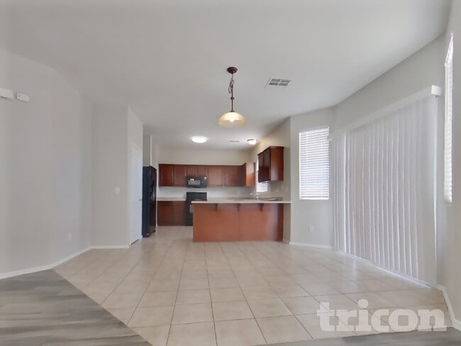 Photo - 715 N Redwood Ln