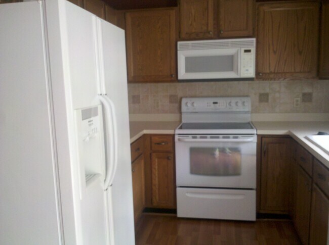 Kitchen - 660 Tower St