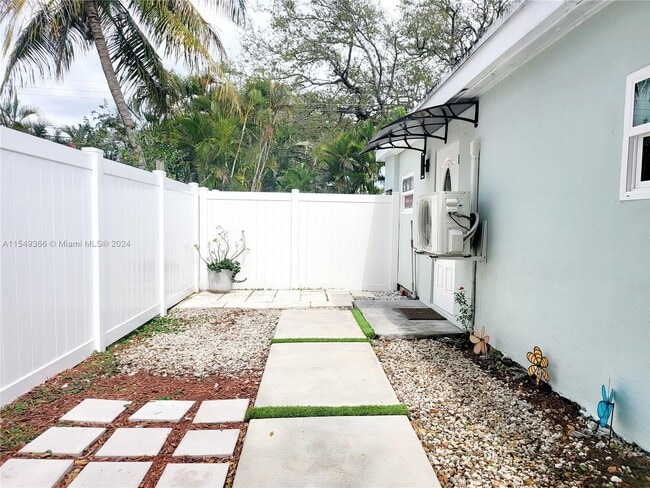 Building Photo - 6829 SW 13th St Unit 0 Rental