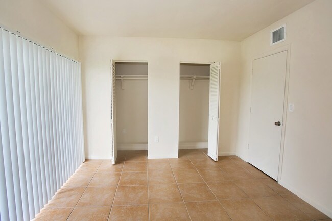 New Castle Lake Apartments For Rent In Miami Fl Forrent Photo New Castle Lake Apartments