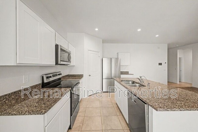Building Photo - 1566 E Fletcher Dr