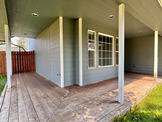 Photo - 905 Spence St