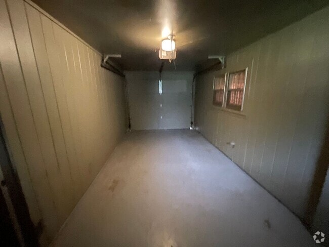 Building Photo - Spacious 3 bedroom, 2 bath Rental