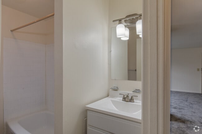 1BR, 1BA - 591SF - Boston Crossing