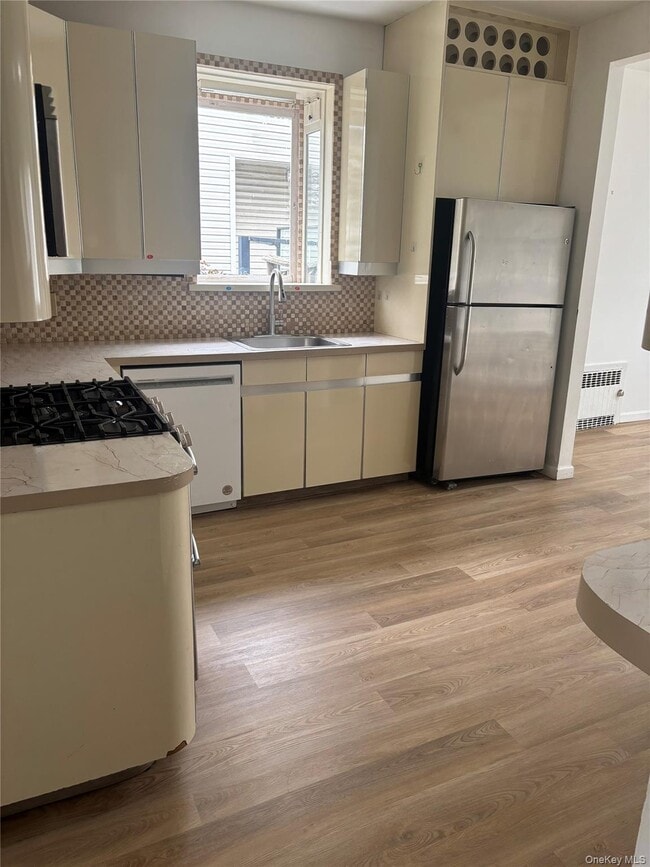 Photo - 888 Cambridge Rd