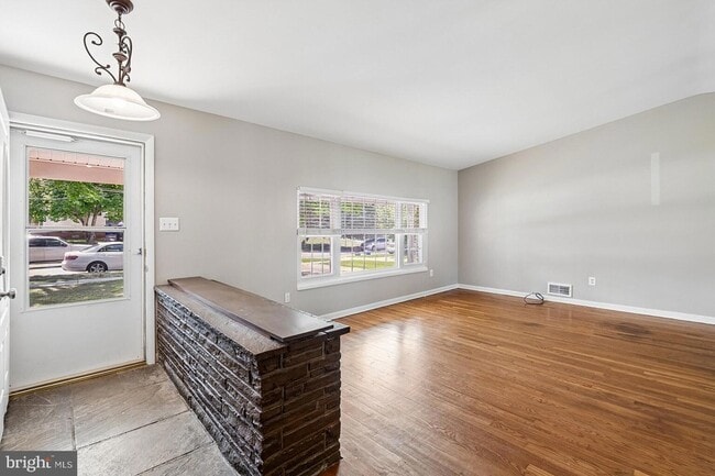 Photo - 1103 Playford Ln