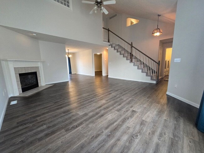 Photo - Spacious 4 Bedroom Duplex in North Normal ...