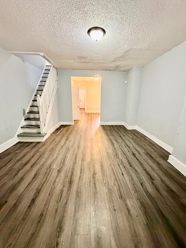 Photo - 5627 Malcolm St