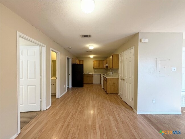 Photo - 898 Advance St