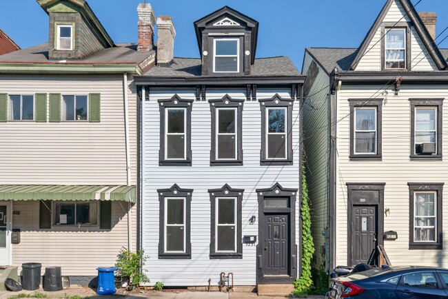 Building Photo - 2 bed 1 bath - great location, spacious, l... Rental