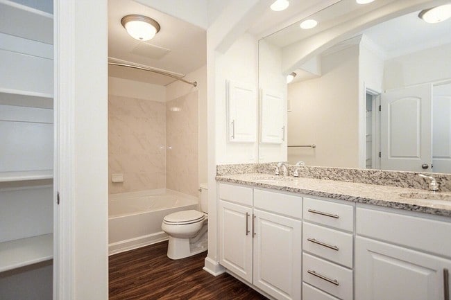 Connor 2nd Bathroom - Kelly Highlands Apartments