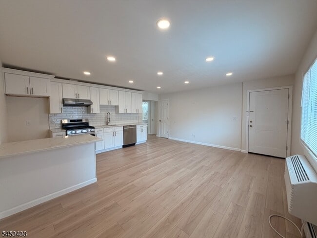 Photo - 291 Garibaldi Ave