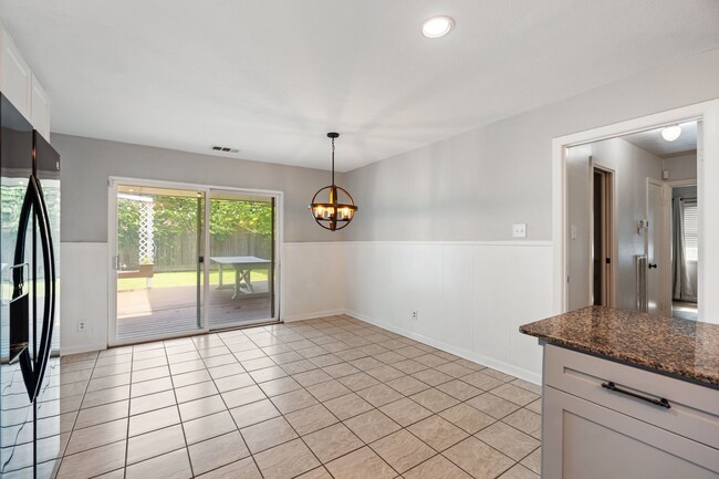 Building Photo - 5110 Hialeah Dr