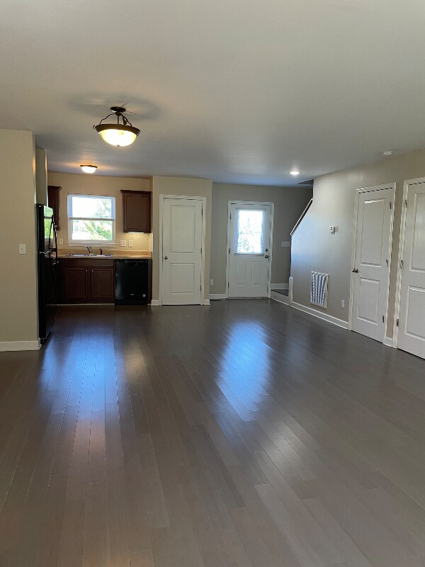 Photo - 305 2nd St