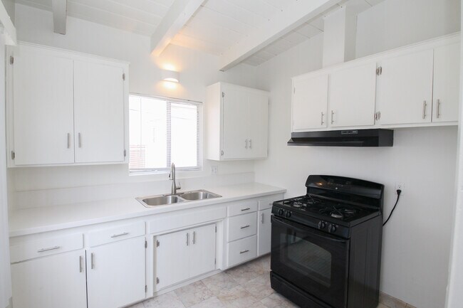 Photo - 1718 S Bundy Dr