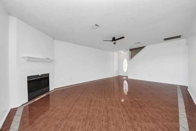 Photo - 403 Willow W Dr