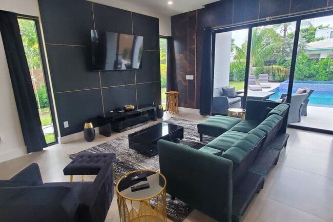 Building Photo - 547 NE 16th Ave Unit ID1369653P