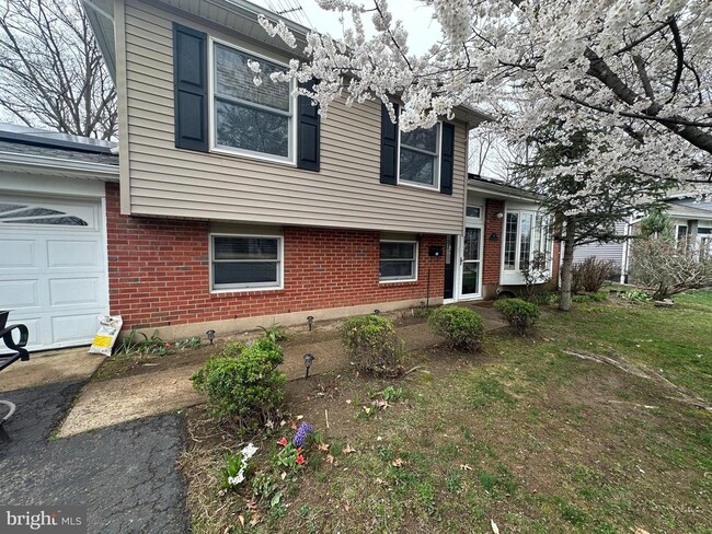 Photo - 62 Lakeview Ct House