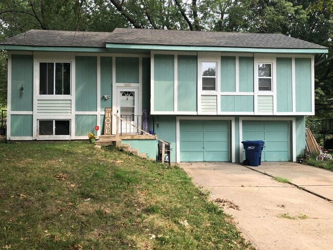 Building Photo - 1807 SE Oak St