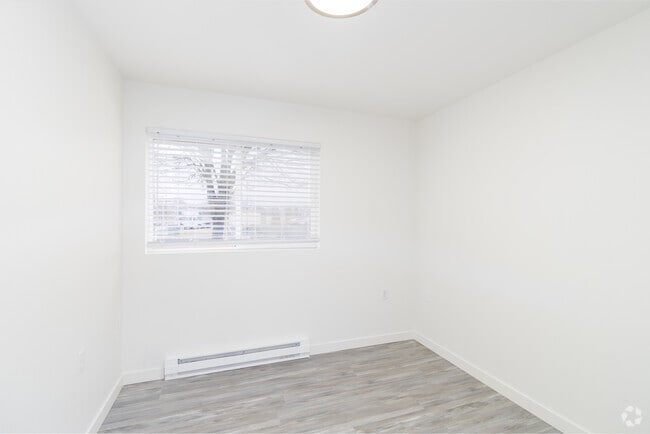 3BR, 2BA - 1036SF - Bedroom