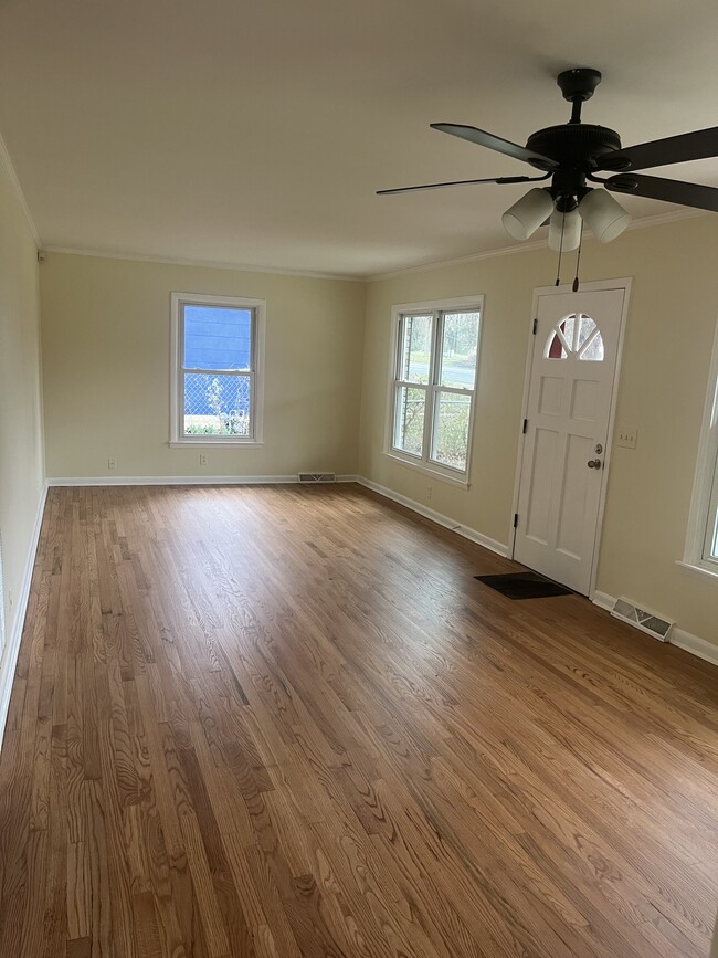 Living room - 1827 Middle Tennessee Blvd