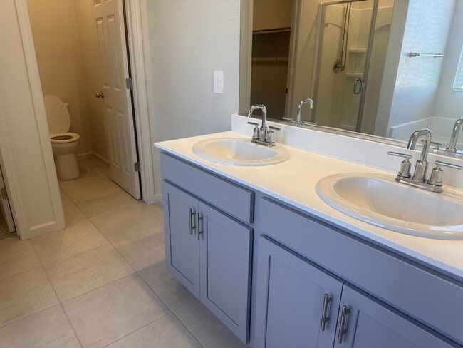 Photo - 1750 Yukon Territory Ave