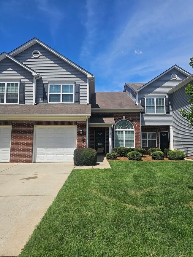 Building Photo - Beautiful Primary Bedroom Down townhome in...