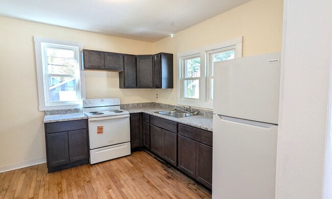 Photo - 969 Fleming- 2 bedroom house with basement and garage