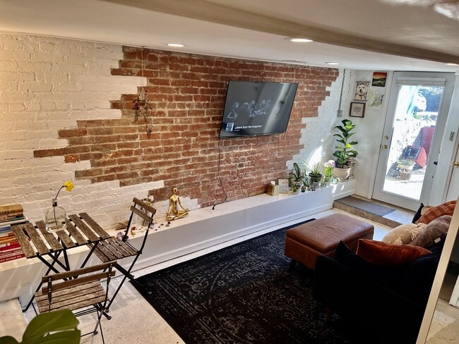 Building Photo - 1310 I St NE Unit English Basement
