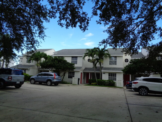 Photo - 12574 Westhampton Cir Condominio Unidad G