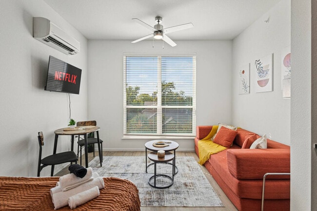 Photo - 596 W 9th St Unidad ID1335765P