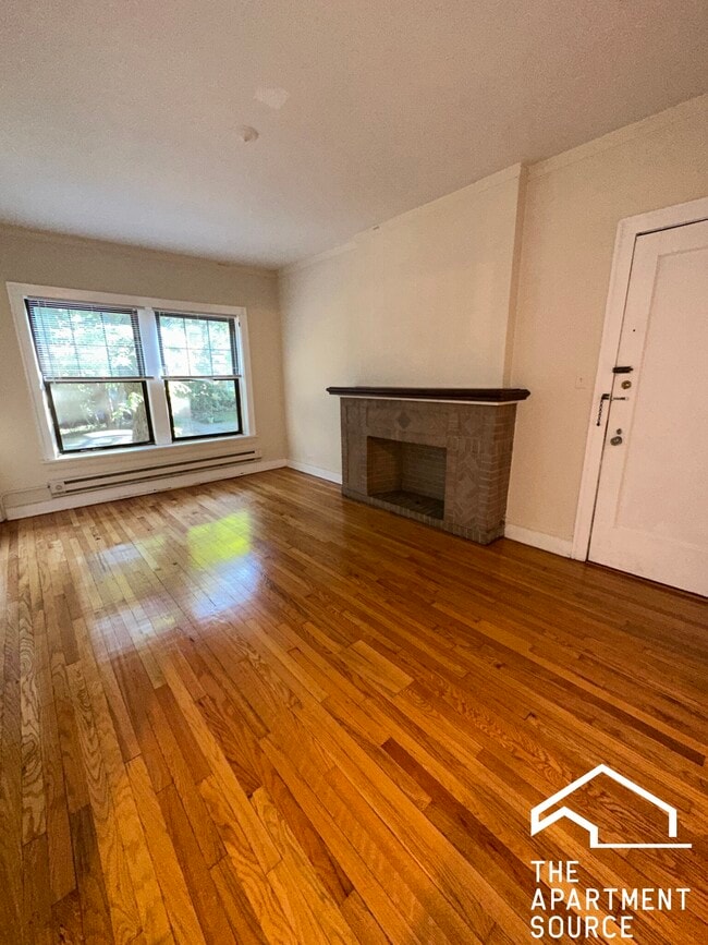 Building Photo - 1033 Dempster St Unit E3 Rental