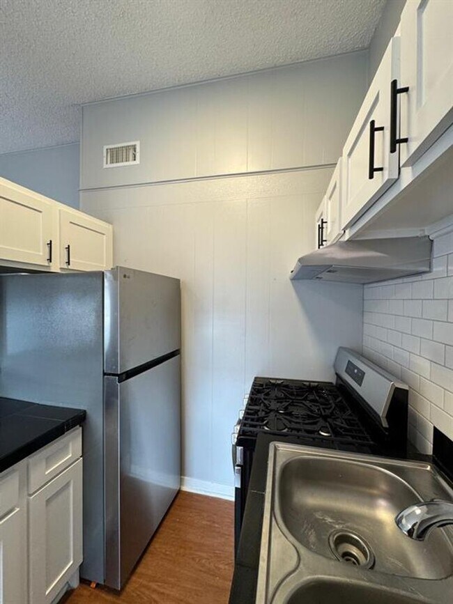 Photo - 608 W 51st St Unit #104