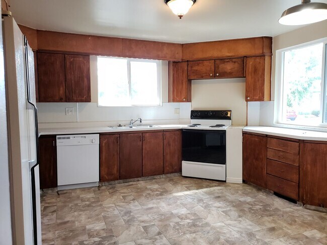 Photo - 352 Hampton/Blair - 3 PLEX Unit Main - APT #1