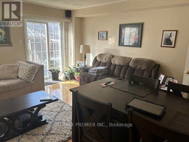 Photo - 111 Crystalview Crescent