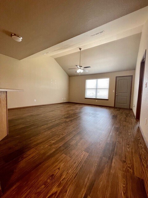 Photo - 102 Foxglove St