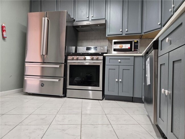 Photo - 1021 E 85th St