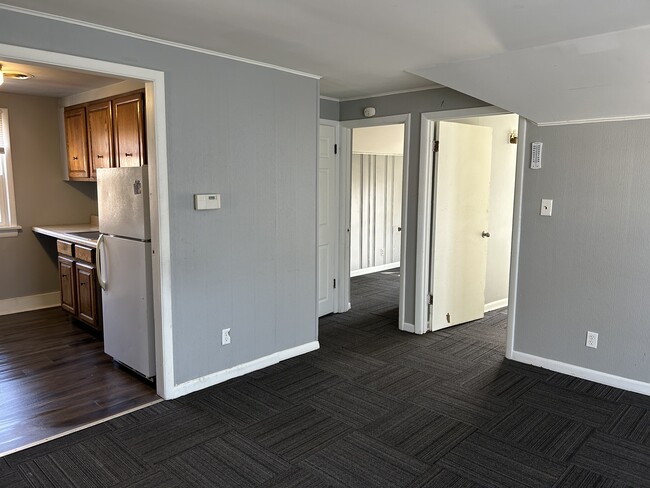 Sala de estar con vista a la cocina y a la pequeña habitación adicional en la parte trasera. - 1012 W Armstrong Ave Unidad 1012-2