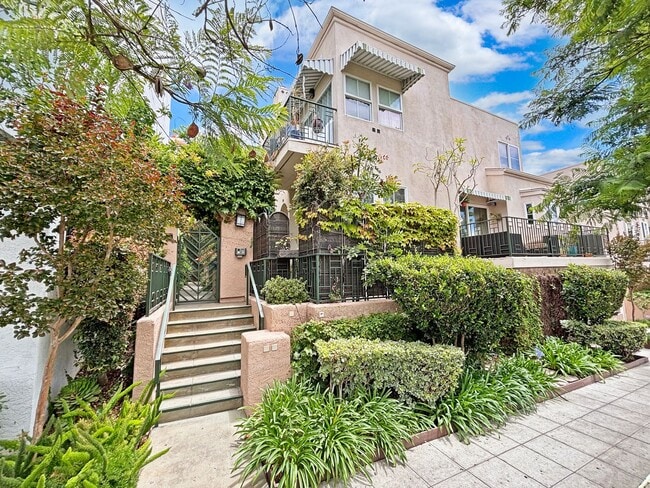 Charming 2BD/2.5BA Townhouse in Bankers Hi... - Charming 2BD/2.5BA Townhouse in Bankers Hi...
